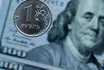 俄罗斯卢布对美元贬破100关卡 今年来已贬值约25%