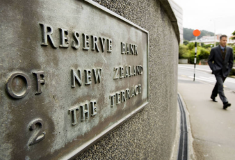 新西兰央行维持利率5.5%不变 暗示可能再加息